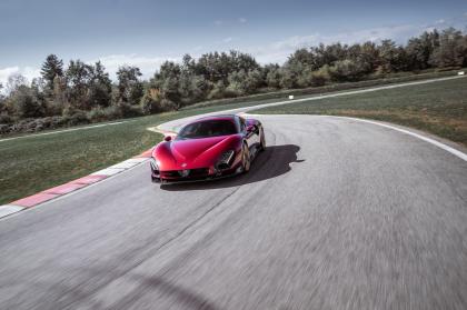 O Valtteri Bottas δοκιμάζει την Alfa Romeo 33 Stradale στο Μπαλόκο [+video]